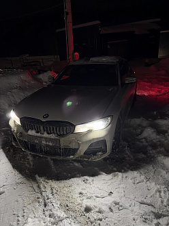Застрял на повороте к участку. Небольшой пригорок тут. Машина задний привод на липучке не тянет( вытащить застрявшую машину BMW