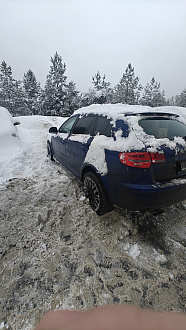 помогите, застрял пузом в снегу, трос уже порвали, нужно сорвать  вытащить застрявшую машину Ауди