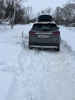 прошу помощи, стащило влево не могу сам выехать,нужно  тросом назад дернуть, подрйдёт любая машина тут дорога  вытащить застрявшую машину Джили