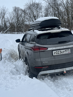 прошу помощи, стащило влево не могу сам выехать,нужно  тросом назад дернуть, подрйдёт любая машина тут дорога  вытащить застрявшую машину Джили