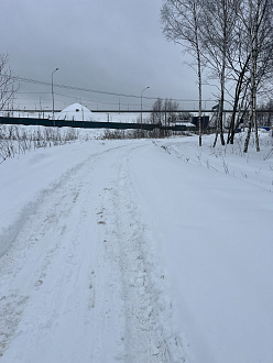 прошу помощи, стащило влево не могу сам выехать,нужно  тросом назад дернуть, подрйдёт любая машина тут дорога  вытащить застрявшую машину Джили