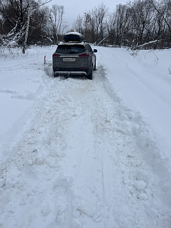 прошу помощи, стащило влево не могу сам выехать,нужно  тросом назад дернуть, подрйдёт любая машина тут дорога  вытащить застрявшую машину Джили