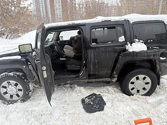 Застрял у дома нужно дернуть, закопалсч вытащить застрявшую машину Hummer h3