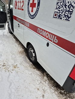 Машину скорой помощи стащило в сугроб, машина просела на мост вытащить застрявшую машину 