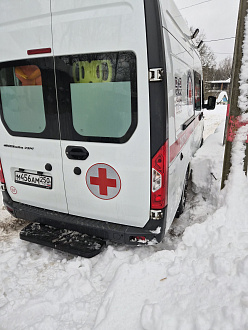 Машину скорой помощи стащило в сугроб, машина просела на мост вытащить застрявшую машину 