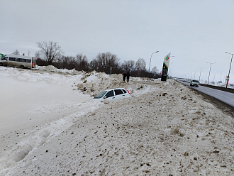 прошу помощи, вытащить машину из сугроба вытащить застрявшую машину Калина 2