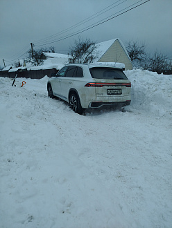 В снт. вытащить застрявшую машину Geely.