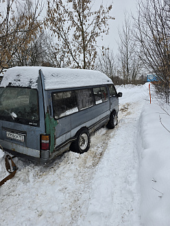 помогите пожалуйста,  застрял на дороге)трос есть) вытащить застрявшую машину Застрял на дороге на ровном месте,трос есть)