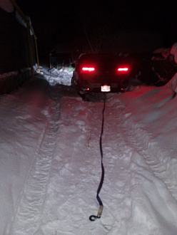 помогите пожалуйста, вытащить машину,застрял , дёрнуть 10-15 метров. вытащить застрявшую машину Тойота райз,стащило в сугроб.