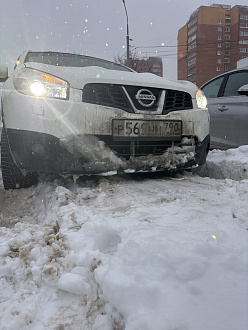 Застряла на стоянке в снегу, в населённом пункте. вытащить застрявшую машину Кашкай, ниссан, кашкай