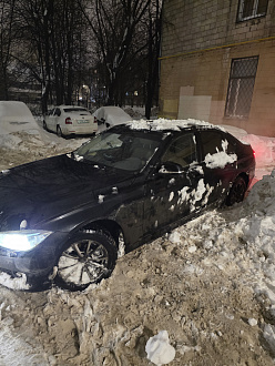 На уплотненной горке из снега застряла  задняя ось, а машина заднеприводная вытащить застрявшую машину Bmw