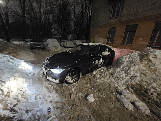 На уплотненной горке из снега застряла  задняя ось, а машина заднеприводная вытащить застрявшую машину Bmw