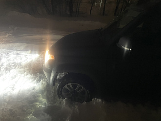 Застрял в снегу пытался найти разворот и сел , сел на передний мост вытащить застрявшую машину УАЗ патриот