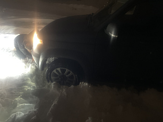 Застрял в снегу пытался найти разворот и сел , сел на передний мост вытащить застрявшую машину УАЗ патриот