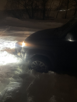 Застрял в снегу пытался найти разворот и сел , сел на передний мост вытащить застрявшую машину УАЗ патриот