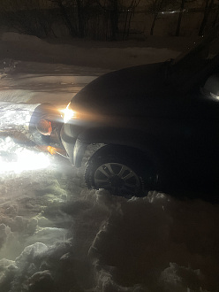 Застрял в снегу пытался найти разворот и сел , сел на передний мост вытащить застрявшую машину УАЗ патриот