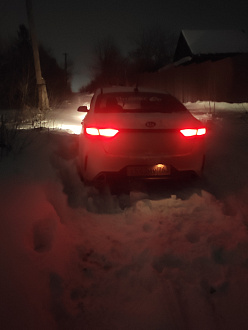 помогите пожалуйста,  вытащить машину застрял в снегу вытащить застрявшую машину Kia Rio