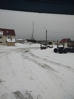 От трассы м 7, 3 машины стоит, ну, метрах в 10, от трассы они стоят 15. вытащить застрявшую машину Тут стоит на въезде в кафе глобус трасса м 7, в деревне мокрово 2 сирака волюа, и на стоянке стоит ман скания, ещё 1 ситрак мы выехать не можем с этой стоянки, потому что перекрыт заезд на стоянку и эти машины, они не могут выехать, потому что все в снегу и температура нулевая, и нужен ну, как минимум трактор нужен, чтобы повытаскивать это все и расчистить дорогу.