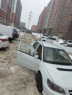 Застрял в колее на парковке не обустроенной,до асфальта метром 3О, вытащить застрявшую машину Mitsubishi