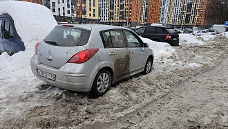 Здравствуйте! Машина застряла в снегу на парковке, полная пробуксовка передних колёс, сдвинуть машину с места невозможно. Состояние самой парковки тоже оставляет желать лучшего, снег здесь не убирают, поэтому есть колея. вытащить застрявшую машину Nissan Tiida