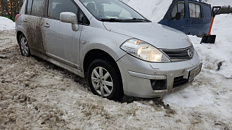 Здравствуйте! Машина застряла в снегу на парковке, полная пробуксовка передних колёс, сдвинуть машину с места невозможно. Состояние самой парковки тоже оставляет желать лучшего, снег здесь не убирают, поэтому есть колея. вытащить застрявшую машину Nissan Tiida
