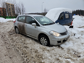 Здравствуйте! Машина застряла в снегу на парковке, полная пробуксовка передних колёс, сдвинуть машину с места невозможно. Состояние самой парковки тоже оставляет желать лучшего, снег здесь не убирают, поэтому есть колея. вытащить застрявшую машину Nissan Tiida