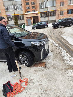 На парковке на днище вытащить застрявшую машину Voyah