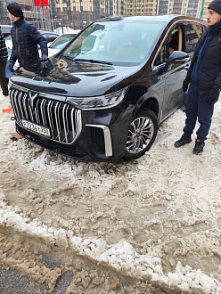 На парковке на днище вытащить застрявшую машину Voyah