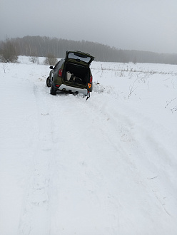 Застрял в снегу на дороге в поле. До нормальной дороги метров 300 вытащить застрявшую машину Рено дастер