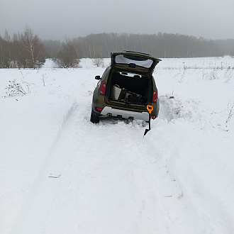 Застрял в снегу в поле. До нормальной дороги метров 300 вытащить застрявшую машину Рено дастер