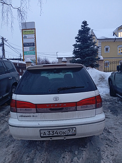 5 метров от асфальта. вытащить застрявшую машину Тойота виста ардео.
