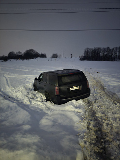 прошу помощи, сел в поле вытащить застрявшую машину Chevrolet tahoe