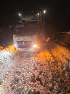 Застрял в частном секторе,  в колее, до жёсткого покрытия метров 30-40, заканчивается дизельное топливо вытащить застрявшую машину Камаз компас 5