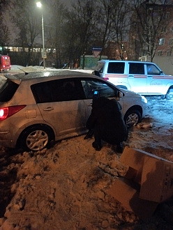 Возле дома. вытащить застрявшую машину Не станки, да?