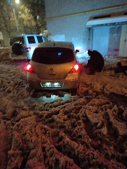 Возле дома. вытащить застрявшую машину Не станки, да?