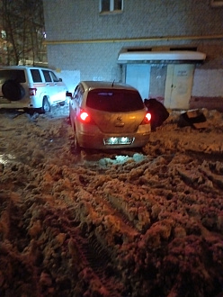 Возле дома. вытащить застрявшую машину Не станки, да?