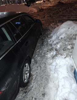 прошу помощи,  сегодня была оттепель и машина легла на брюхо вытащить застрявшую машину Бмв