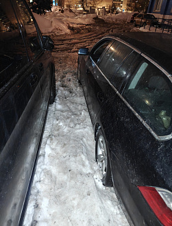 прошу помощи,  сегодня была оттепель и машина легла на брюхо вытащить застрявшую машину Бмв