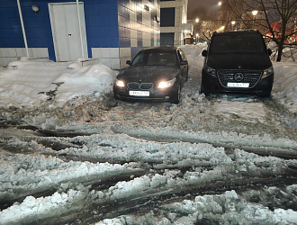 прошу помощи,  сегодня была оттепель и машина легла на брюхо вытащить застрявшую машину Бмв