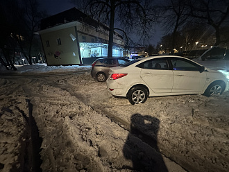 помогите, застрял на парковке, ремня нет, дернуть пару метров вытащить застрявшую машину Hyundai solaris