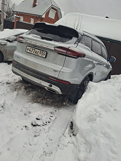 помогите пожалуйста, выдернуть машину вытащить застрявшую машину Geely atlas pro 