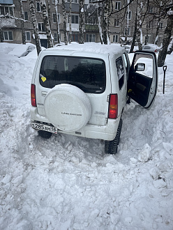 Застрял на парковке внутри двора, до асфальта метров 6, снег рыхлый, глубина сантиметров 30-40 вытащить застрявшую машину Suzuki