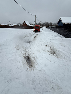 Дорога сама по себе хорошая, просто компания Яндекс-плохие люди, спереди стоит лысая резина, она просто не схватилась вытащить застрявшую машину Ford