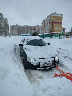 помогите пожалуйста, не смог выехать с утра с парковочного места вытащить застрявшую машину Лада приора