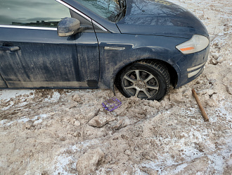На парковке, переднее левое кол-во село в яму, машина на брюхо, колеса на льду прокручивается но не вылезти вытащить застрявшую машину Форд мондео