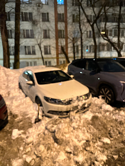 помогите, пожалуйста, вытащить машину из сугроба. Шлифует лед передними колесами, раскачка не помогает вытащить застрявшую машину VW Passat CC