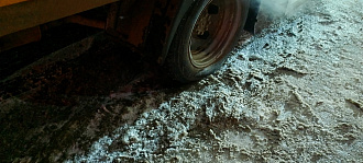 помогите, попал в яму на трассе лопнуло внутреннее колесо, нужна монтажка и домкрат  вытащить застрявшую машину Газ