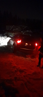 Застряли при выезде из снт....не получается выехать на дорогу машину снесло на обочину в снег......даже при условии что раскопали большой отрезок дороги вытащить застрявшую машину Volvo