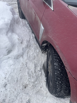 прошу помощи, застряла на сугробе, помогите, пожалуйста, вытащить, на парковке, нужна лопата и трос, крючок не подходит, есть фаркоп  вытащить застрявшую машину Cadillac SRX