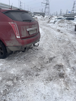 прошу помощи, застряла на сугробе, помогите, пожалуйста, вытащить, на парковке, нужна лопата и трос, крючок не подходит, есть фаркоп  вытащить застрявшую машину Cadillac SRX